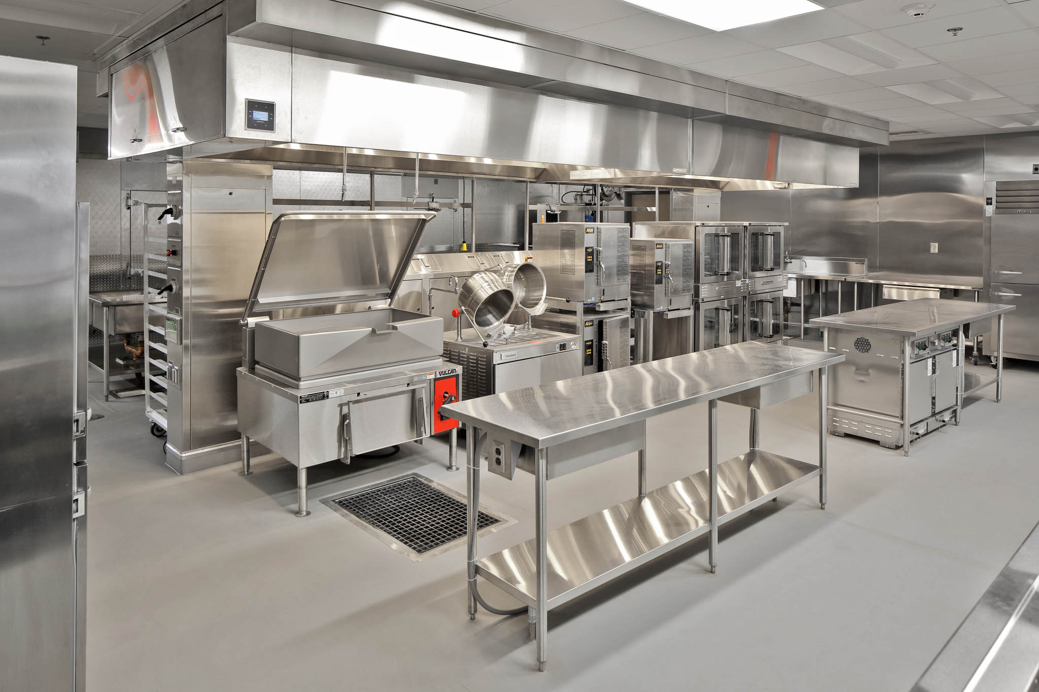 An image of a restaurant kitchen - Rest Easy Pest Control Philadelphia offers pest control for food prep and service areas.